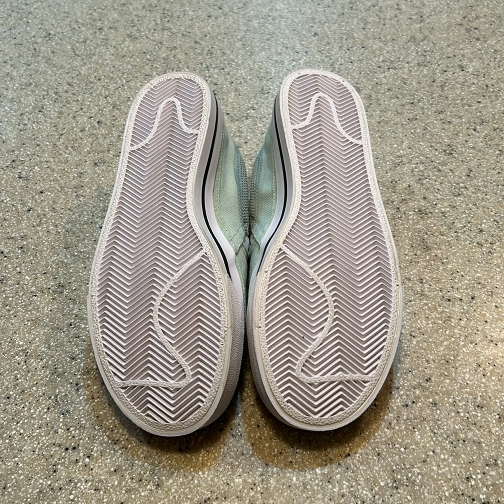 NWOB Nike slip on sneakers Size 7.5M. - Picture 8 of 9